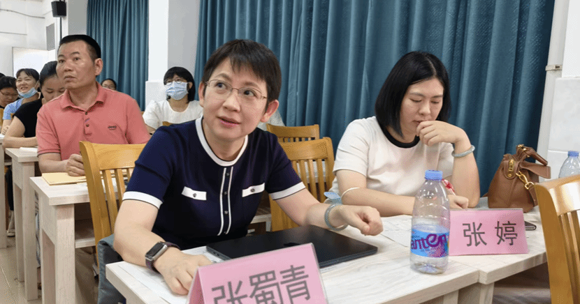 一群人坐在桌子前 AI 生成的内容可能不正确。